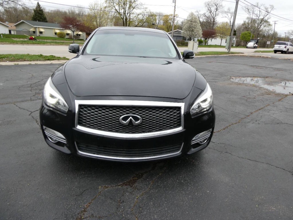 2017 INFINITI Q70 Image 2