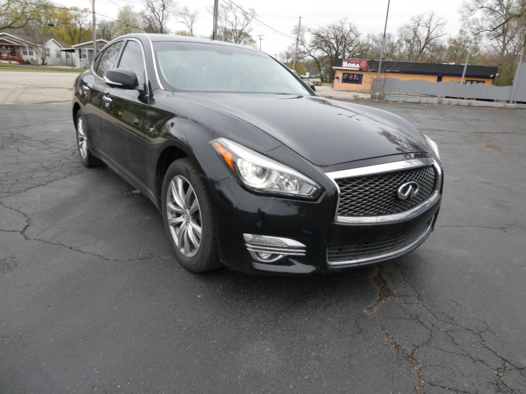 2017 INFINITI Q70 Image 3