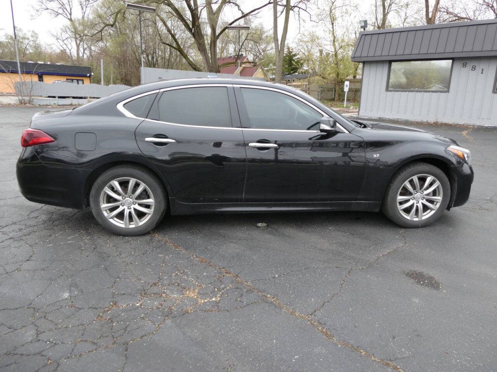 2017 INFINITI Q70 Image 4