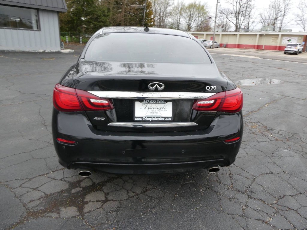 2017 INFINITI Q70 Image 6