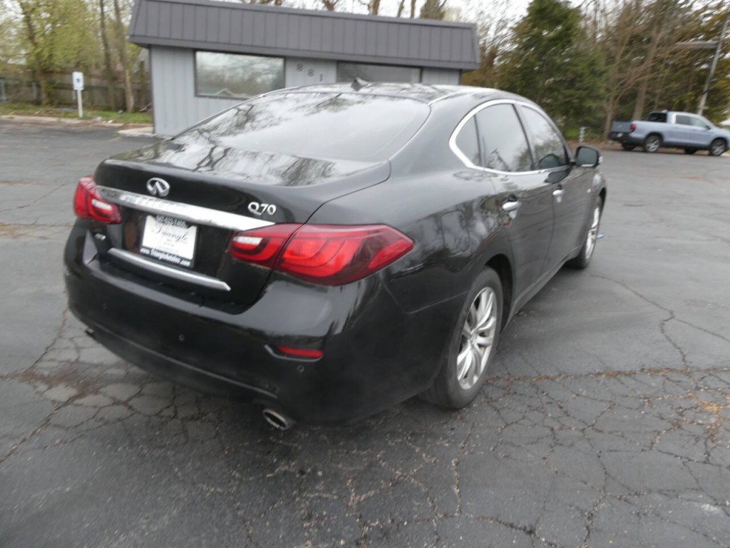 2017 INFINITI Q70 Image 7