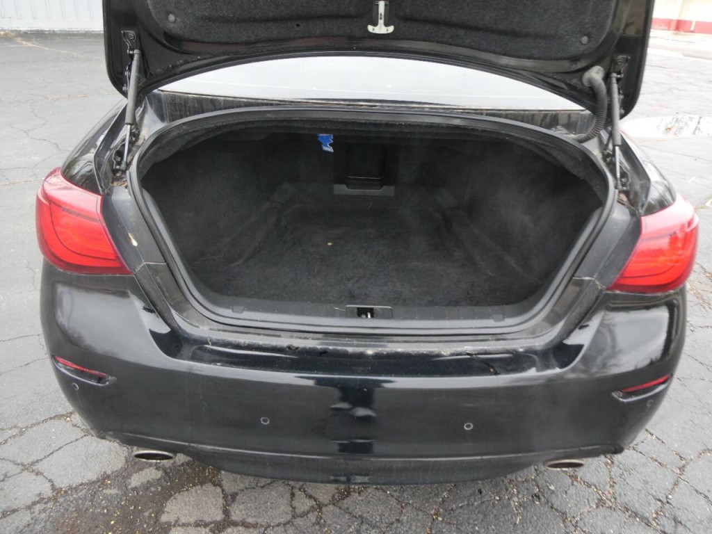 2017 INFINITI Q70 Image 8