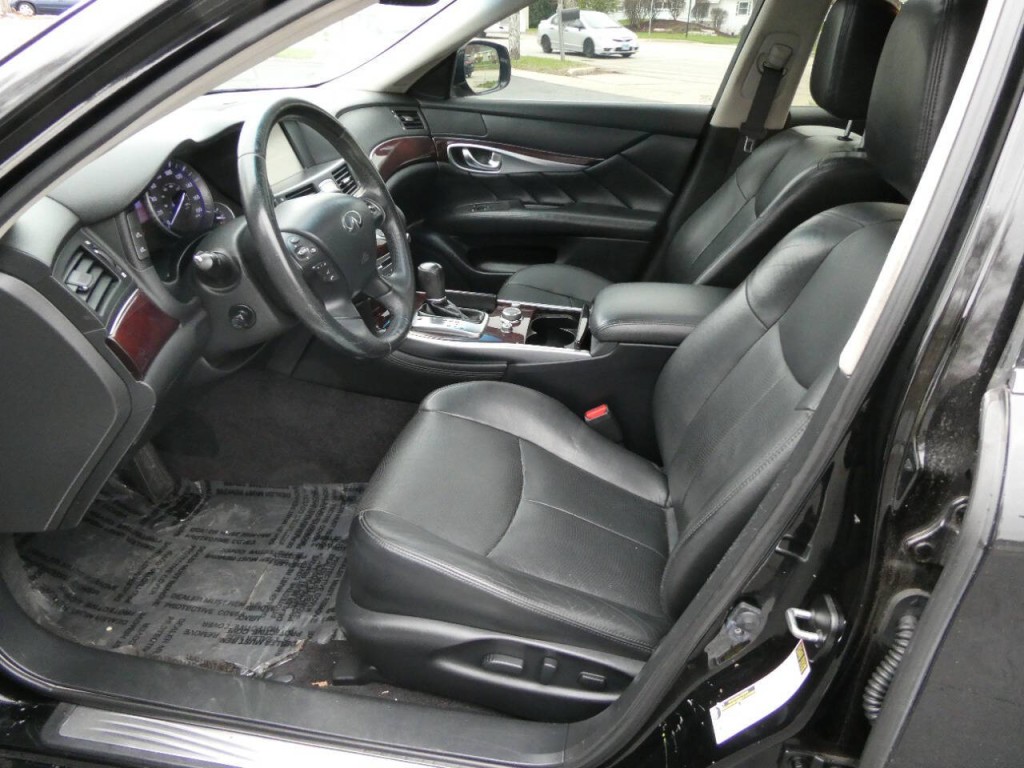 2017 INFINITI Q70 Image 9