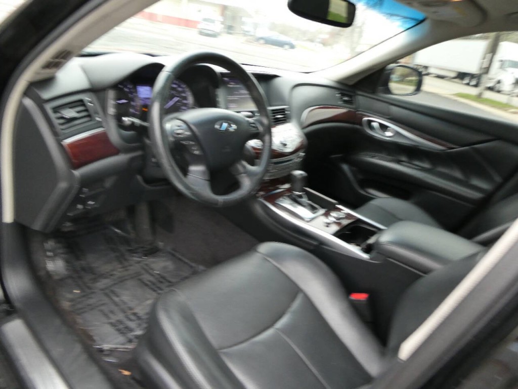 2017 INFINITI Q70 Image 10