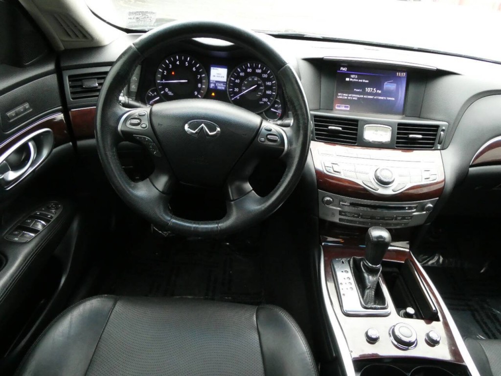 2017 INFINITI Q70 Image 11