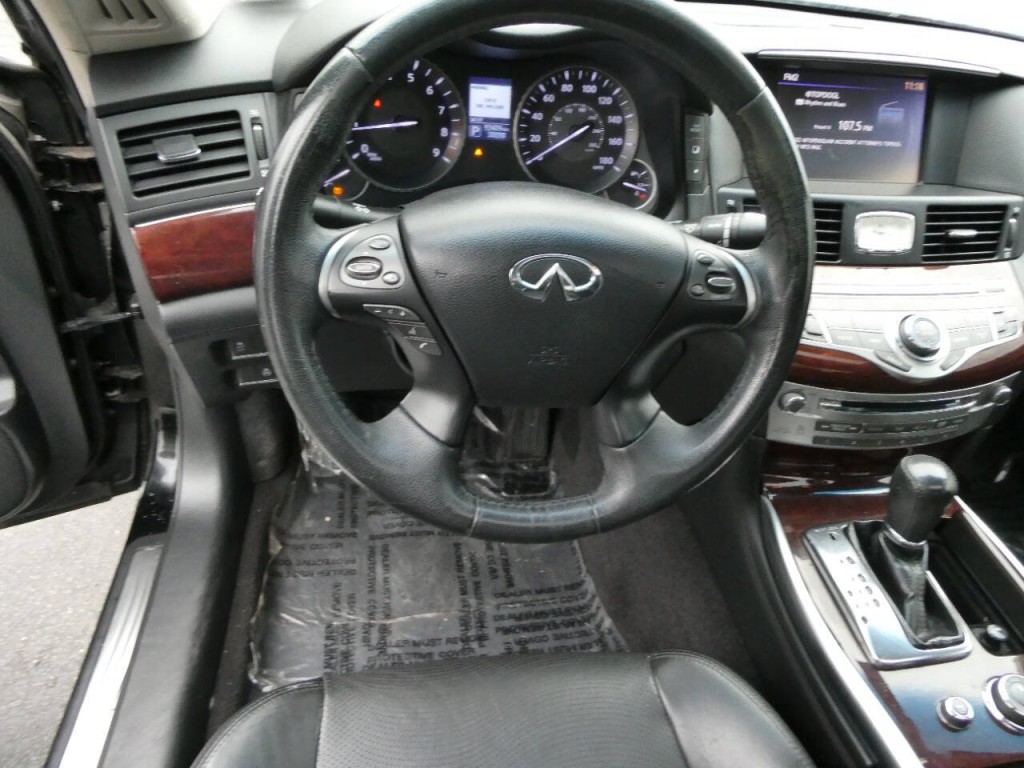2017 INFINITI Q70 Image 12
