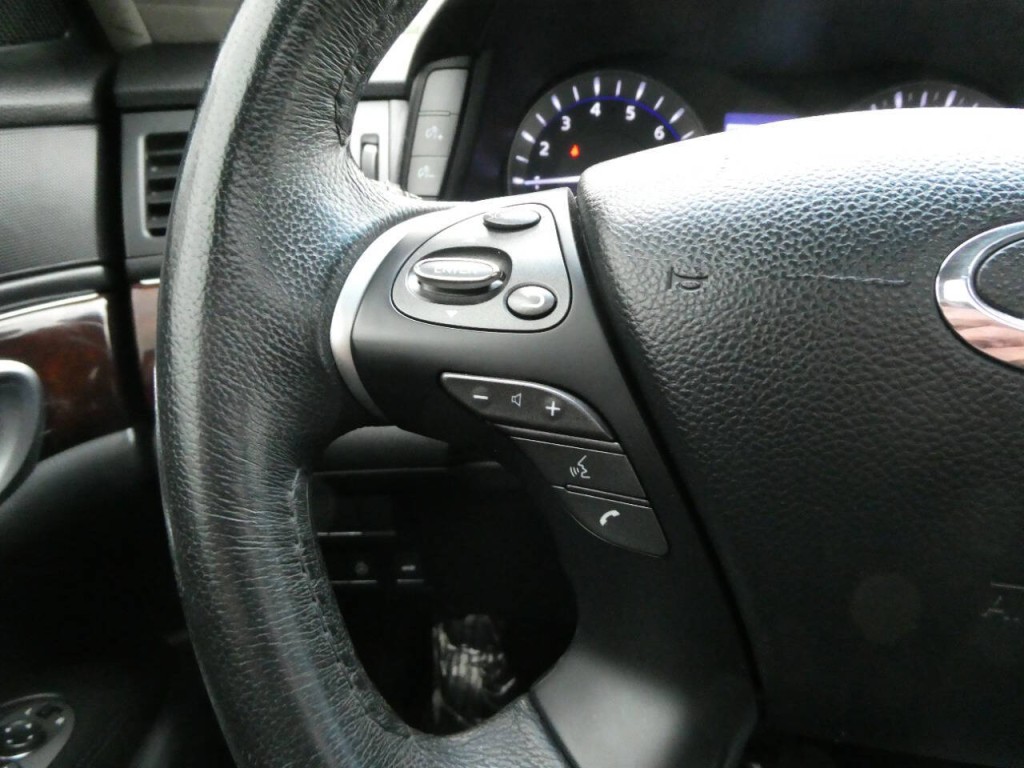 2017 INFINITI Q70 Image 14