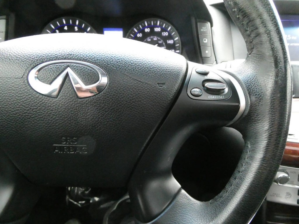2017 INFINITI Q70 Image 15