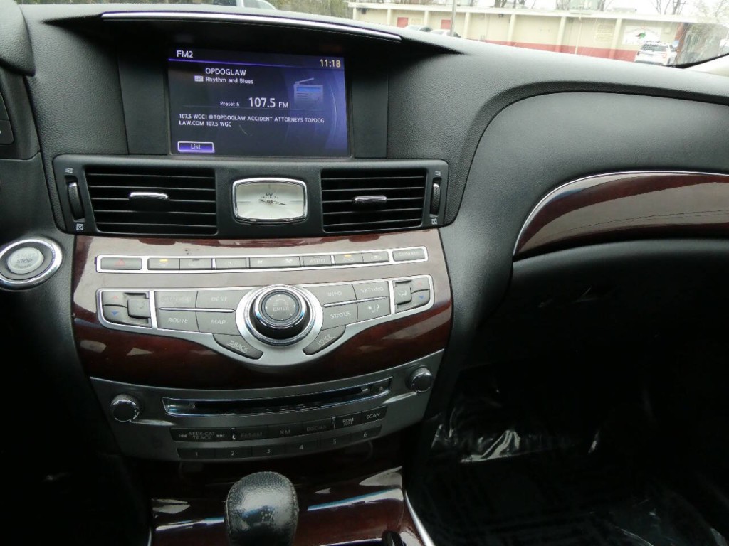 2017 INFINITI Q70 Image 17