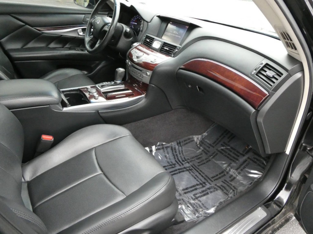 2017 INFINITI Q70 Image 21