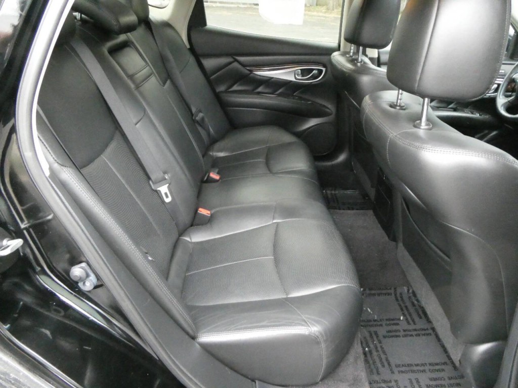 2017 INFINITI Q70 Image 22