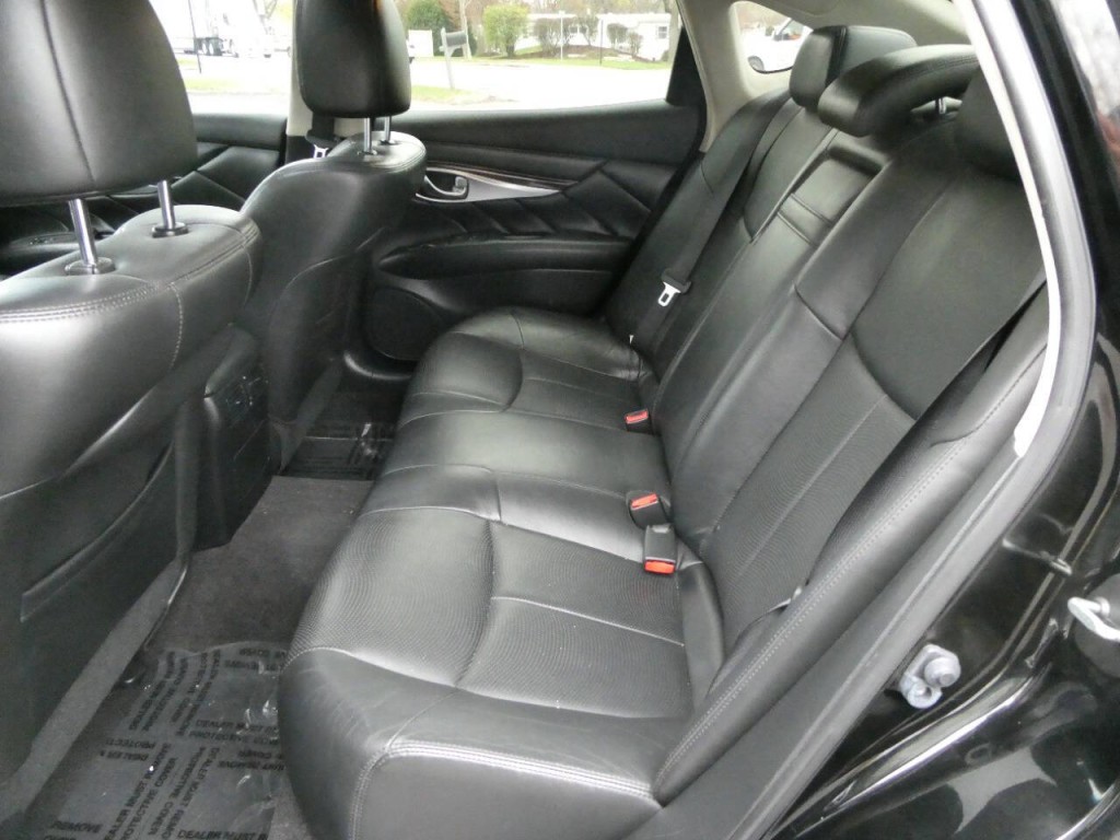 2017 INFINITI Q70 Image 23
