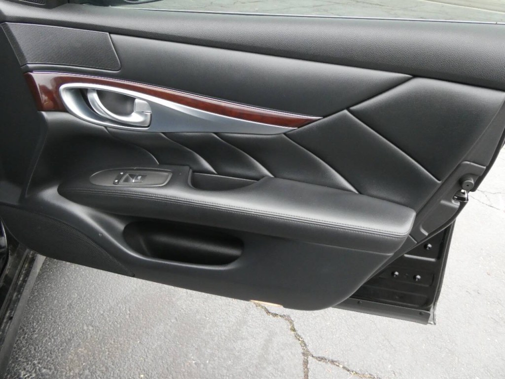 2017 INFINITI Q70 Image 27