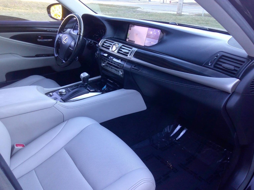 2015 Lexus LS 460 Image 25