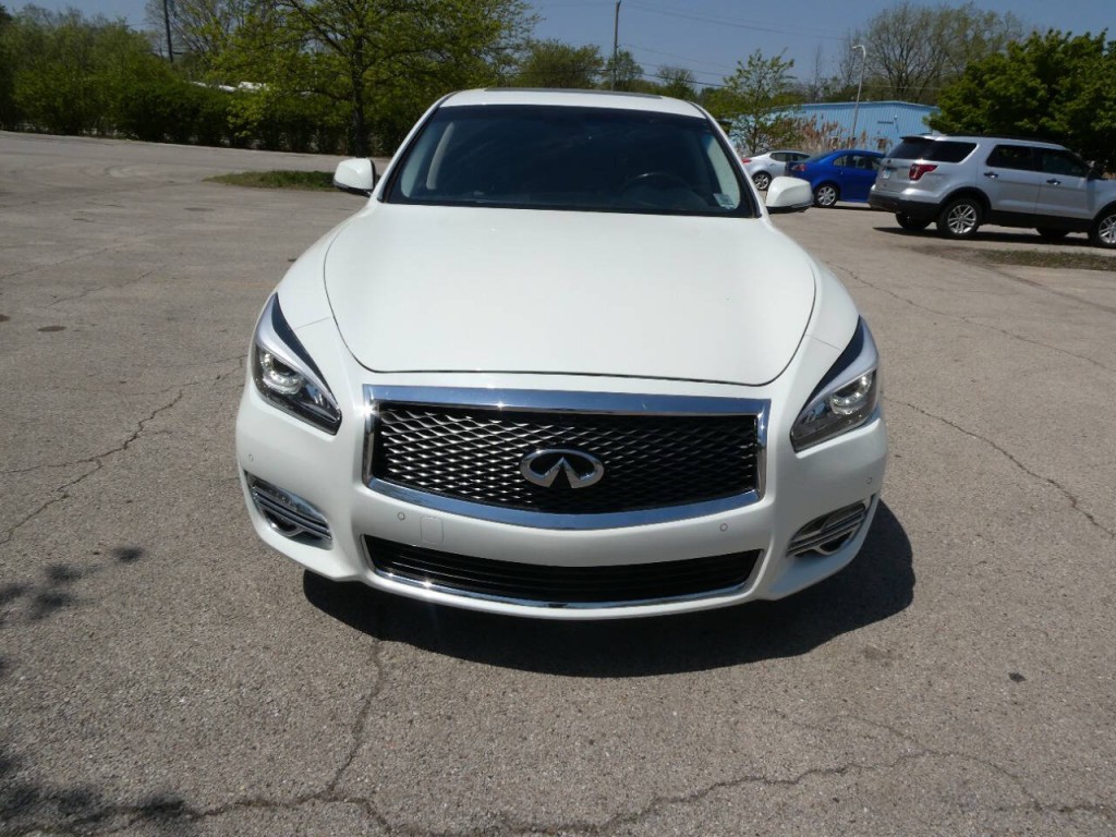 2016 INFINITI Q70 Image 2
