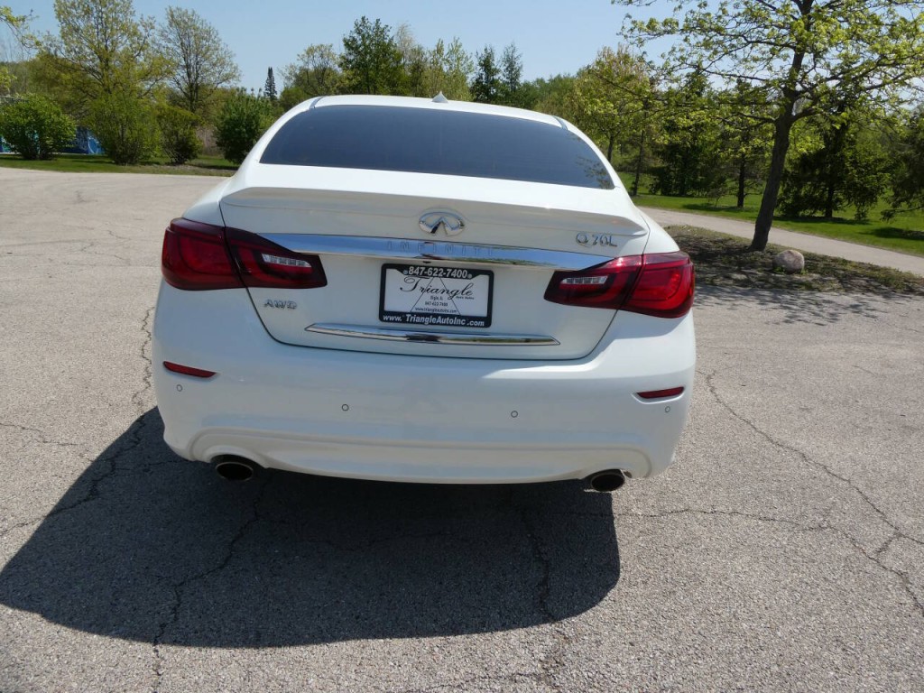 2016 INFINITI Q70 Image 6