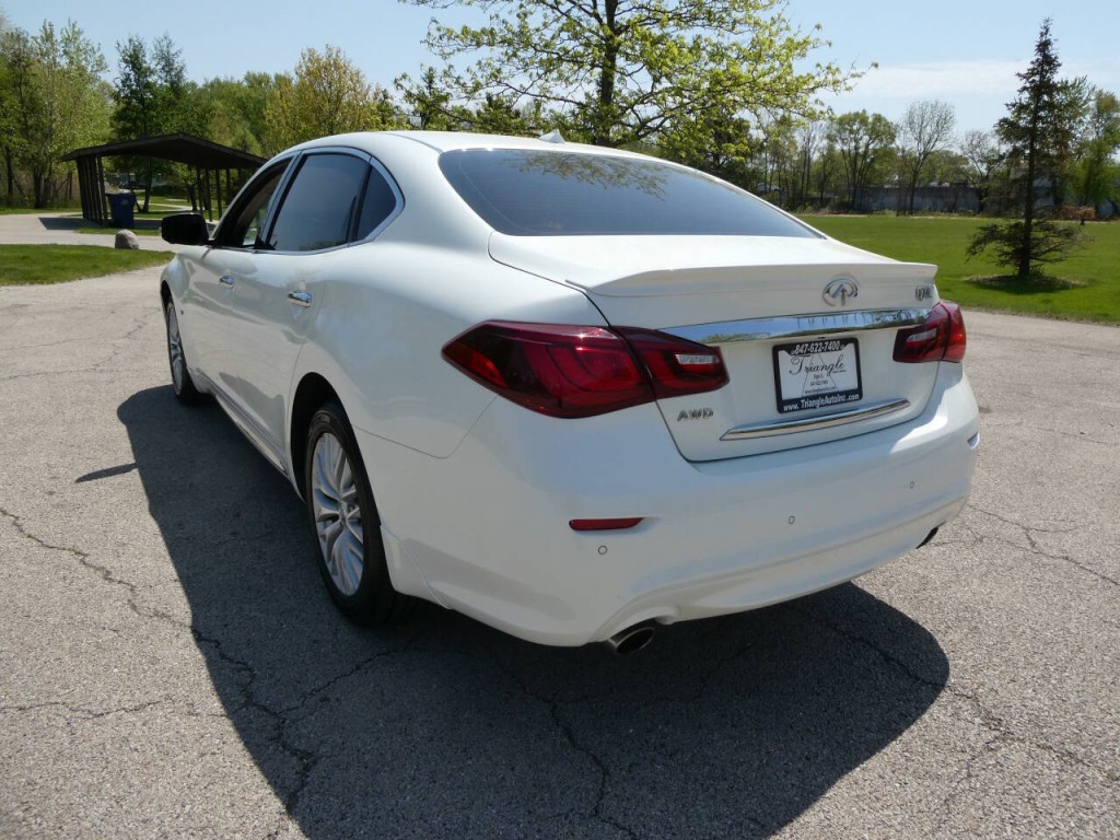 2016 INFINITI Q70 Image 7