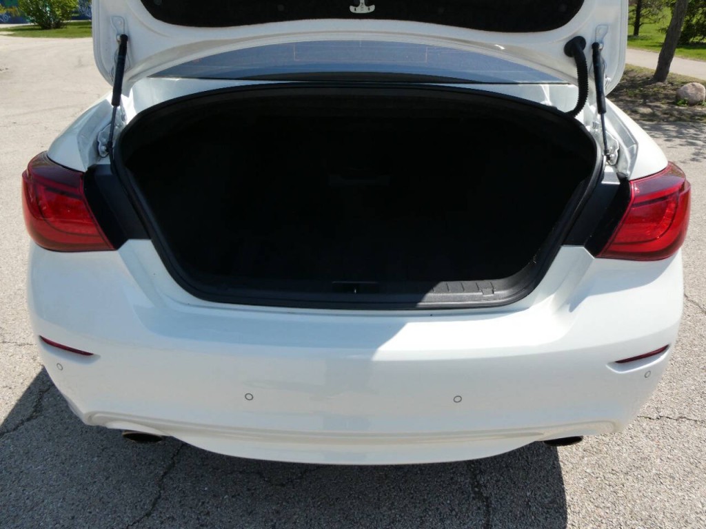 2016 INFINITI Q70 Image 8
