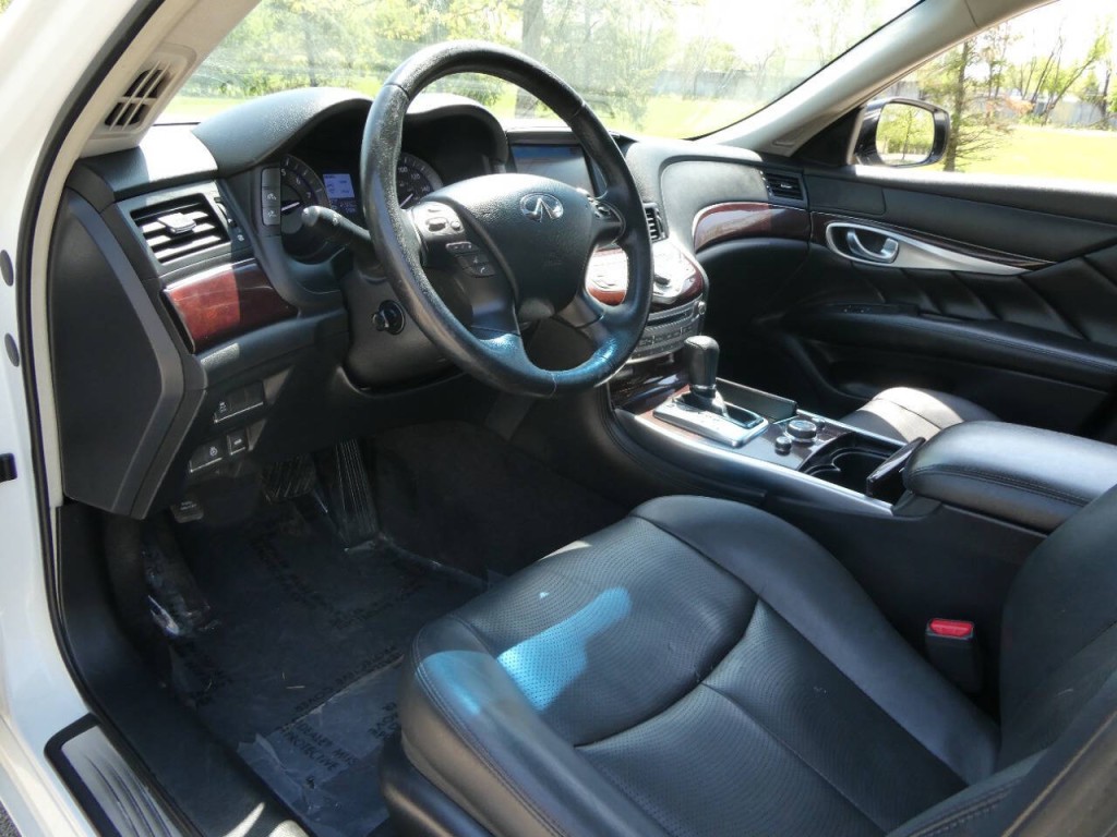 2016 INFINITI Q70 Image 10