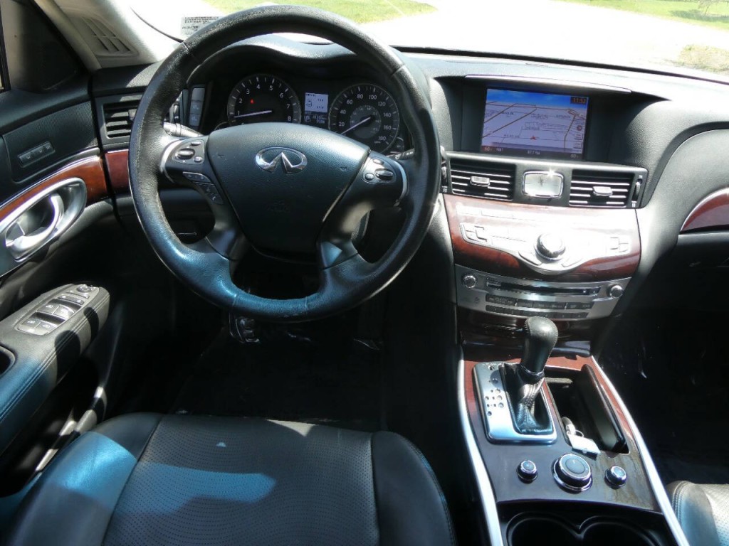 2016 INFINITI Q70 Image 11