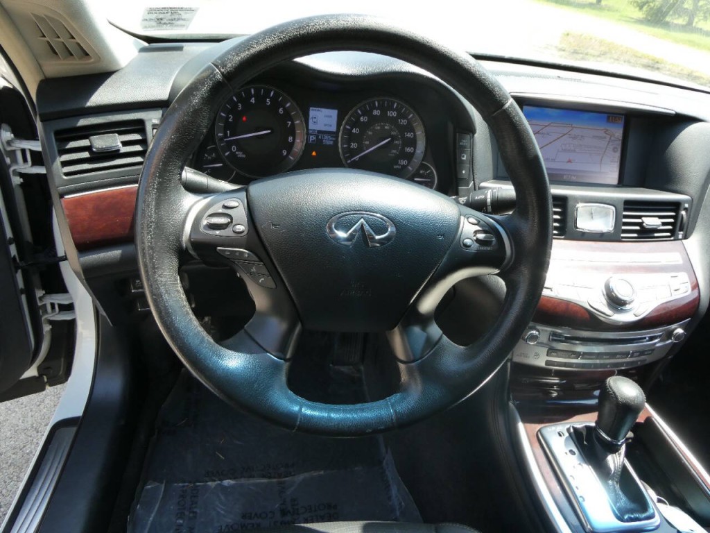 2016 INFINITI Q70 Image 12