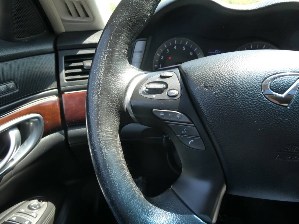 2016 INFINITI Q70 Image 17