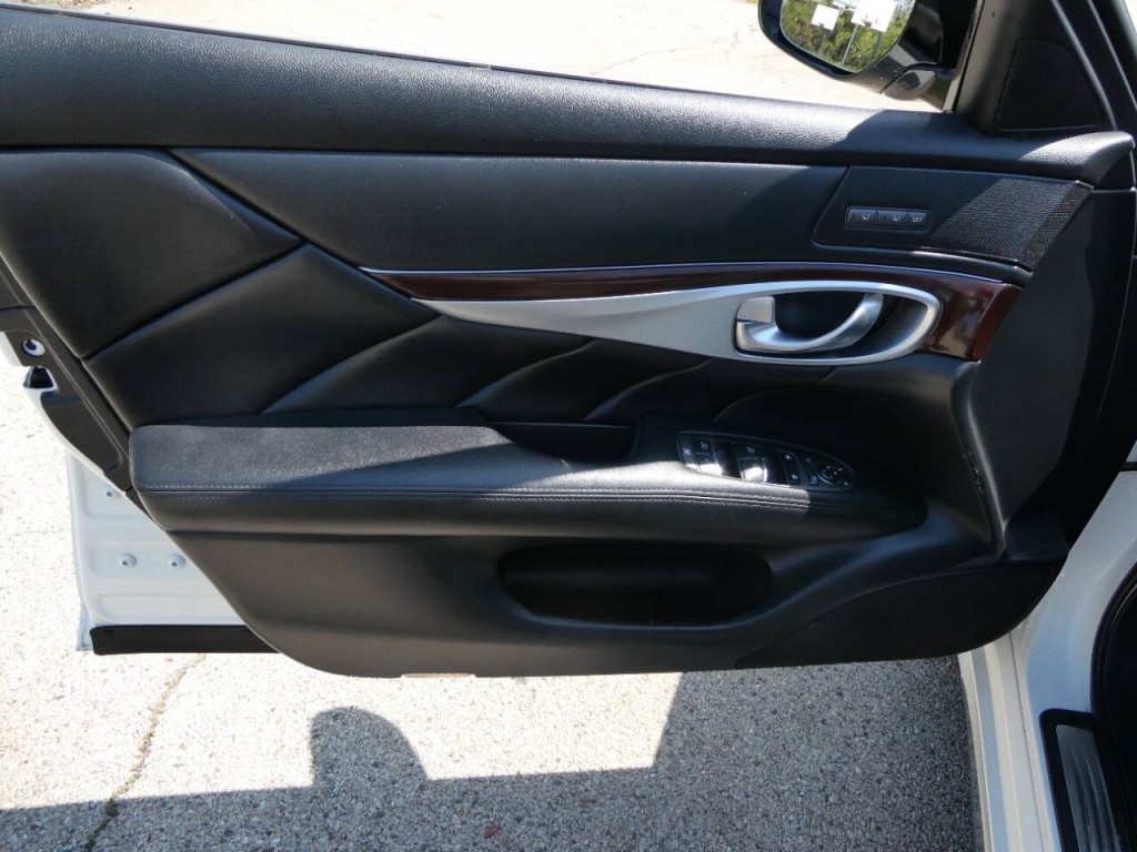 2016 INFINITI Q70 Image 26