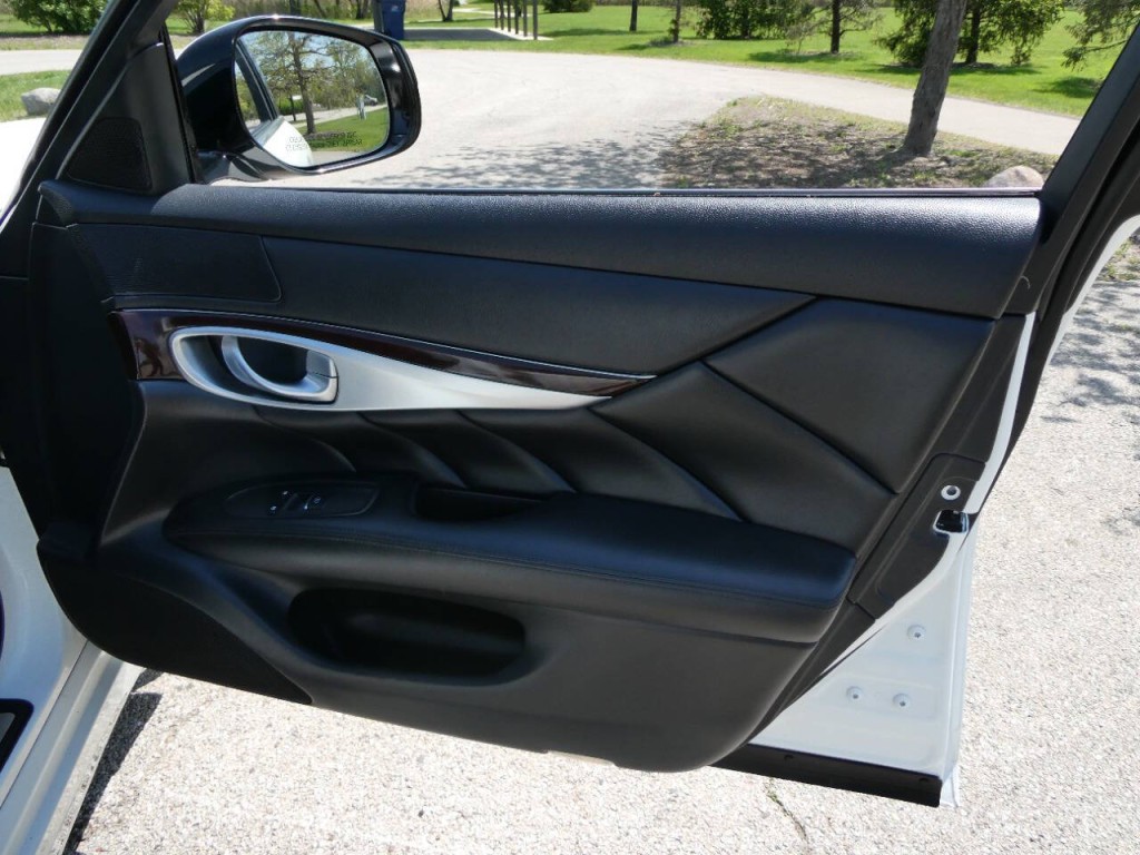 2016 INFINITI Q70 Image 27