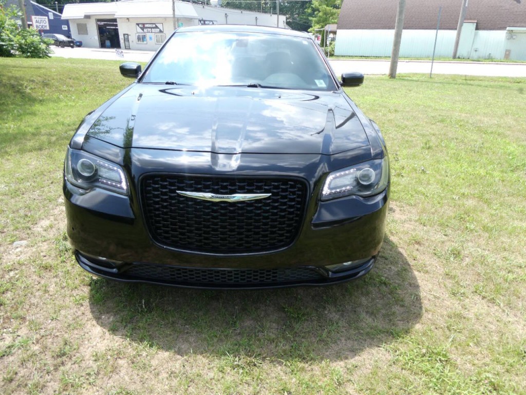 2015 Chrysler 300 Image 2