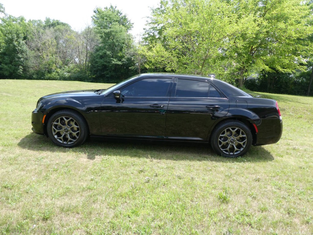 2015 Chrysler 300 Image 4