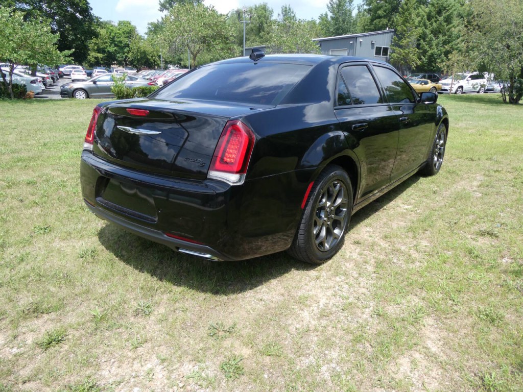2015 Chrysler 300 Image 5