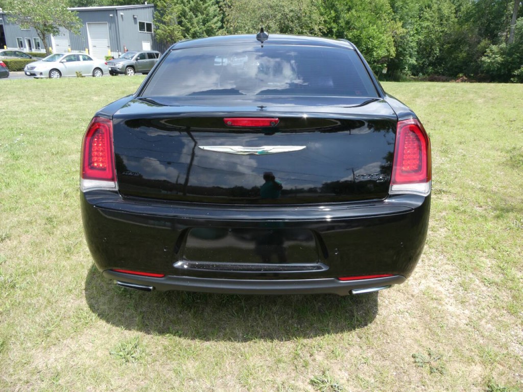 2015 Chrysler 300 Image 6