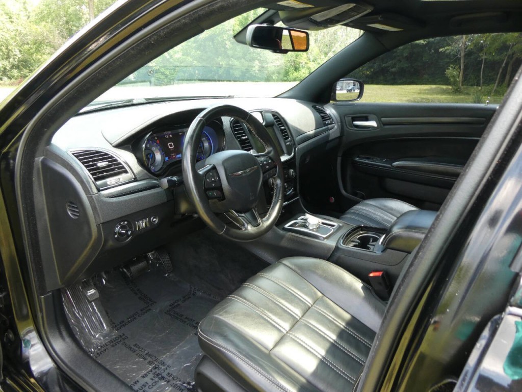 2015 Chrysler 300 Image 8