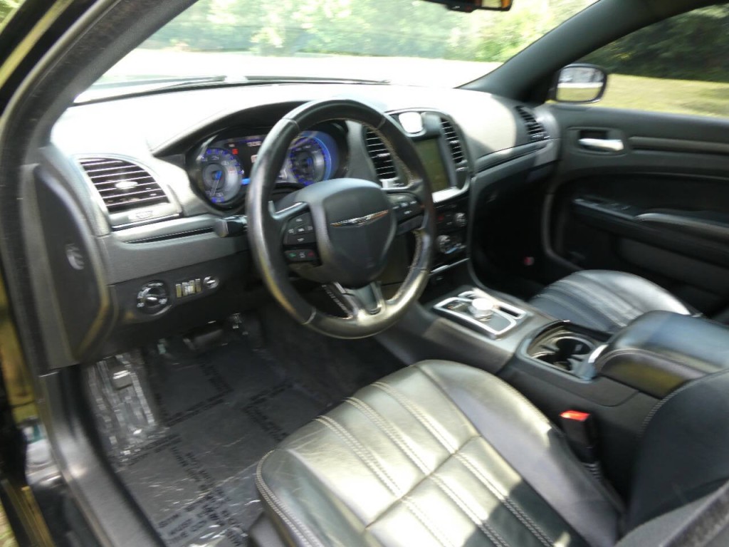 2015 Chrysler 300 Image 9