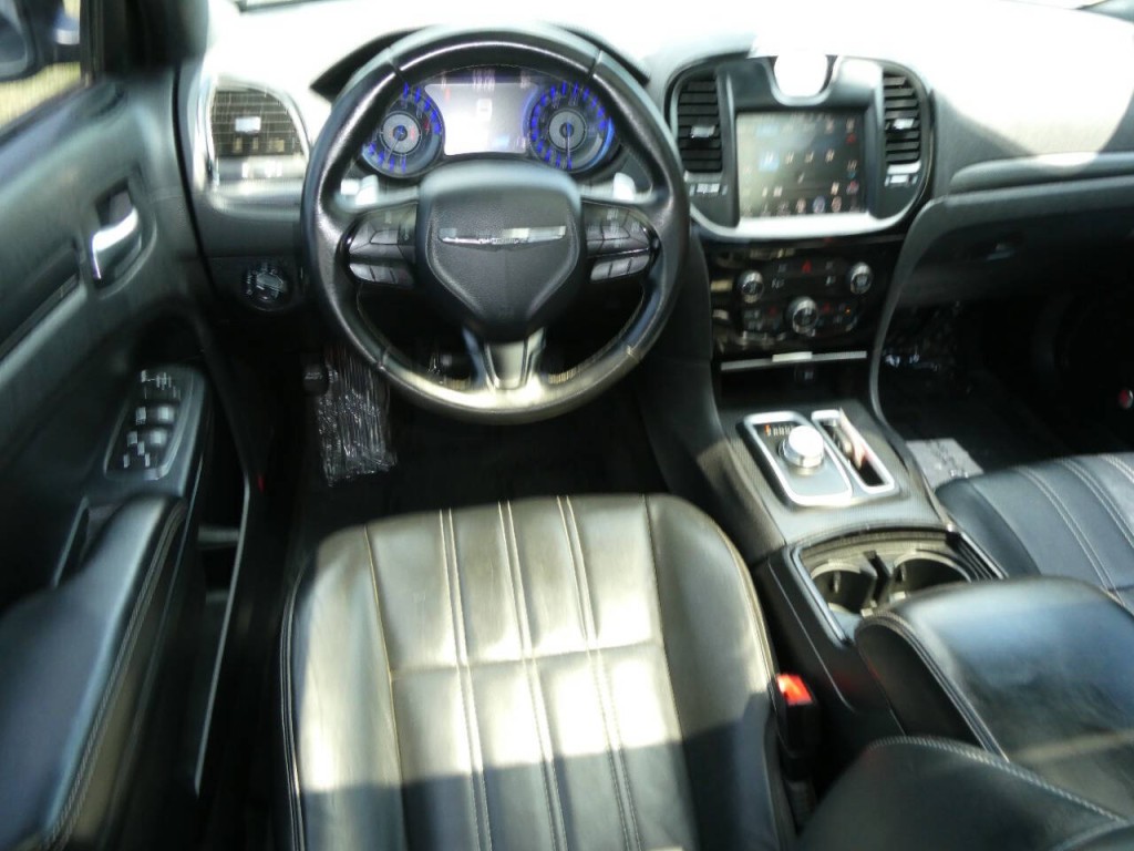 2015 Chrysler 300 Image 10