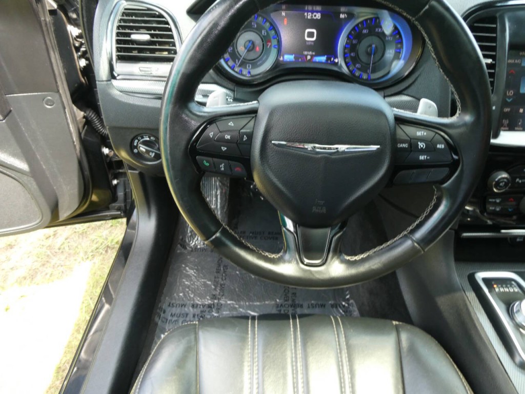 2015 Chrysler 300 Image 11