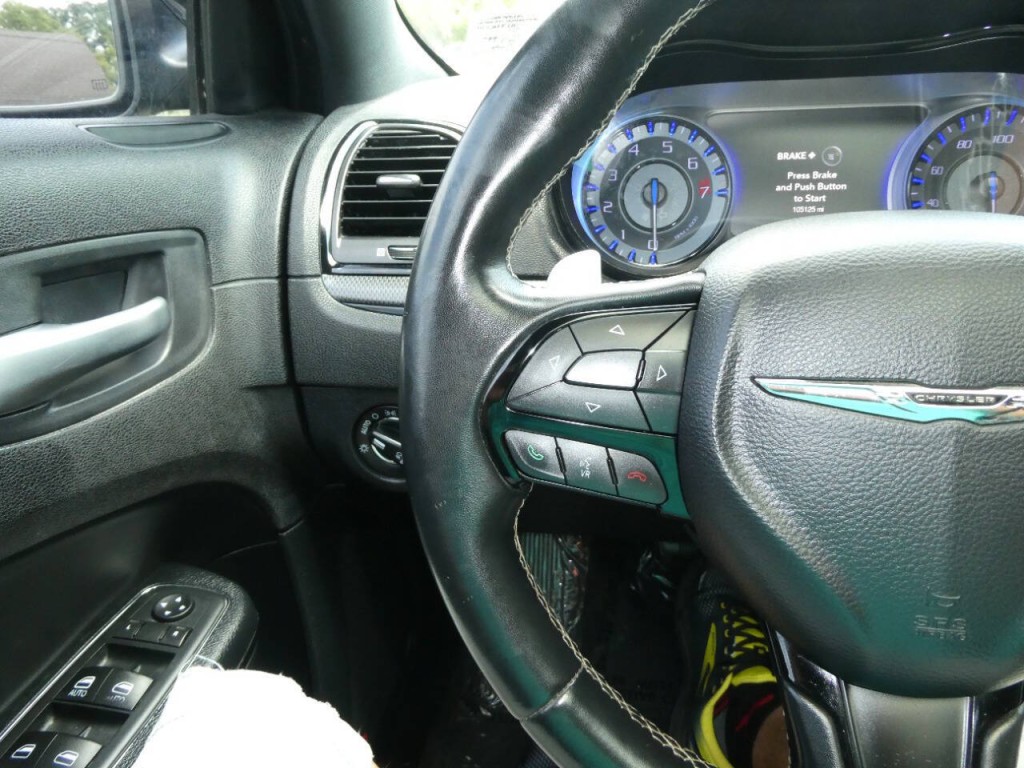 2015 Chrysler 300 Image 13