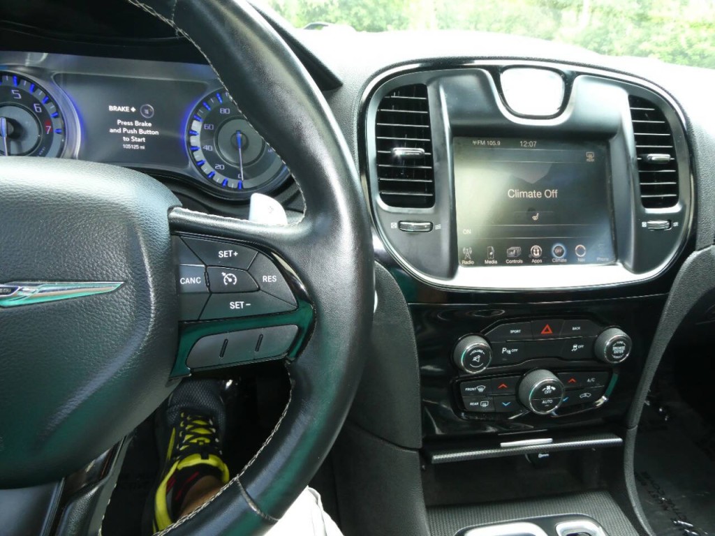 2015 Chrysler 300 Image 14