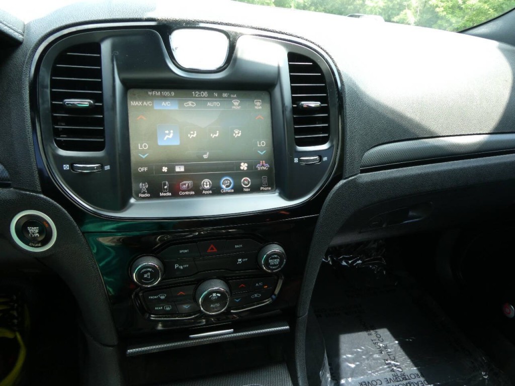 2015 Chrysler 300 Image 15