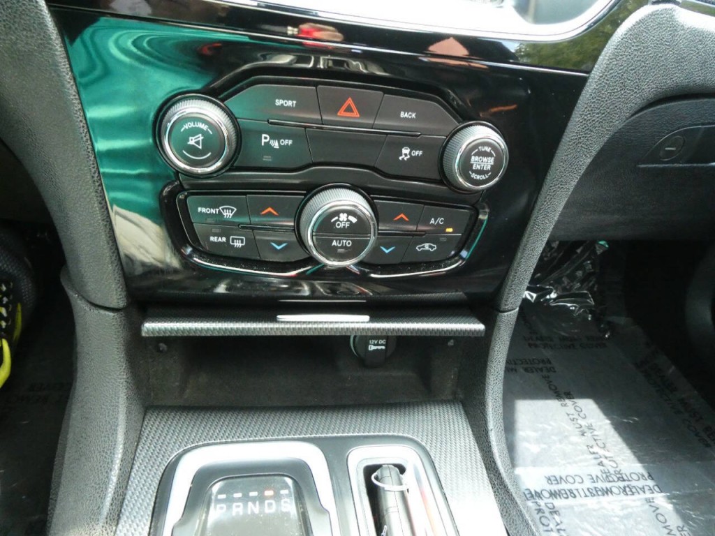 2015 Chrysler 300 Image 16
