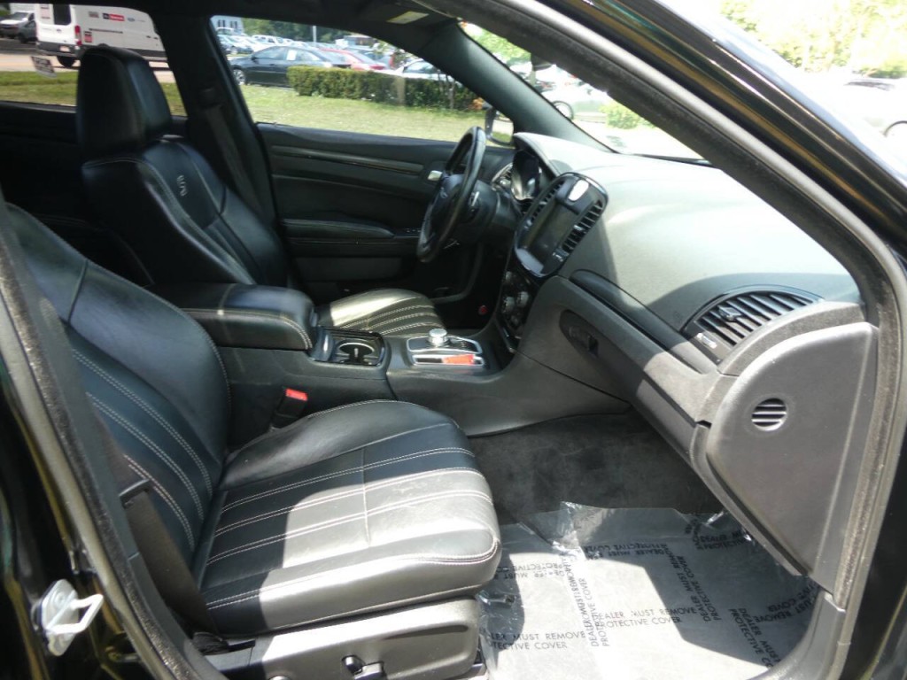 2015 Chrysler 300 Image 22