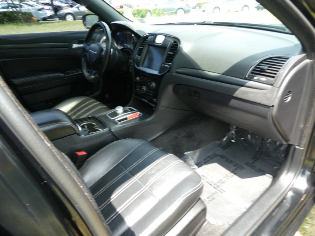 2015 Chrysler 300 Image 23