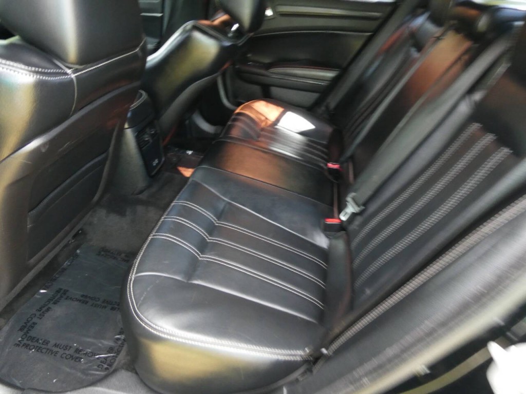 2015 Chrysler 300 Image 24