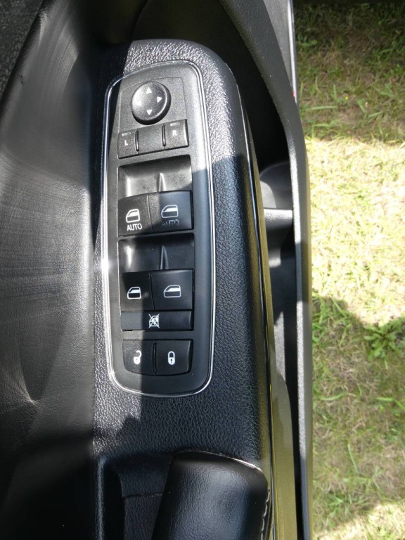 2015 Chrysler 300 Image 25