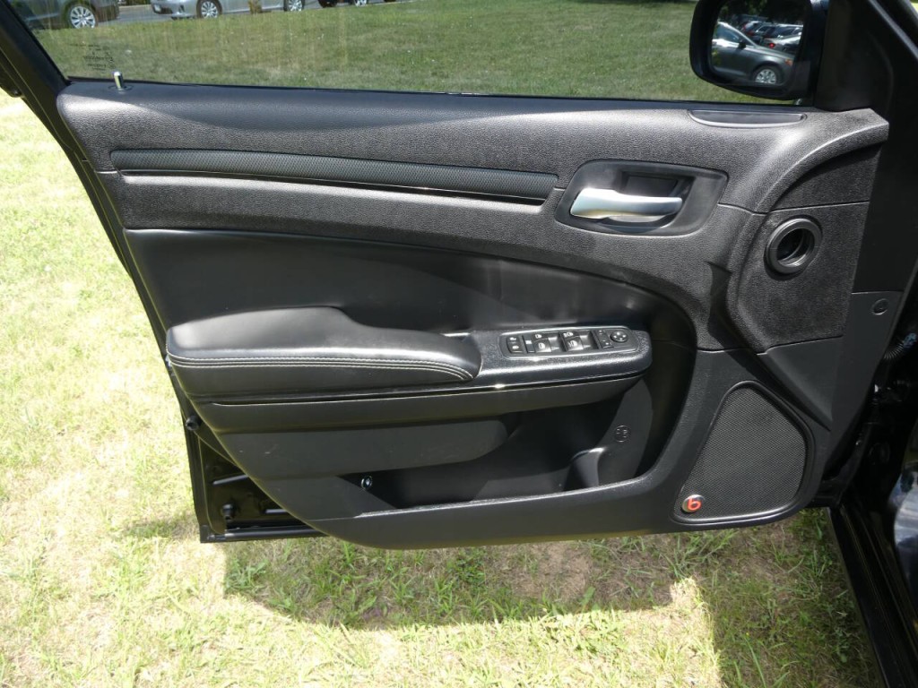 2015 Chrysler 300 Image 26
