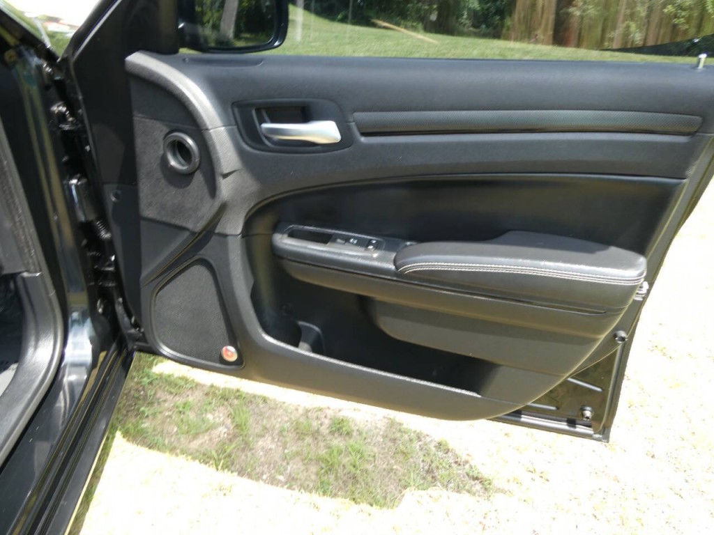 2015 Chrysler 300 Image 27