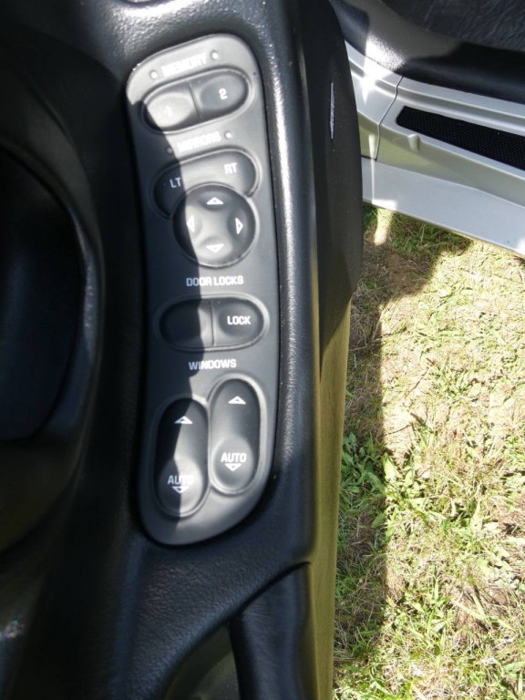2004 Chevrolet Corvette Image 17