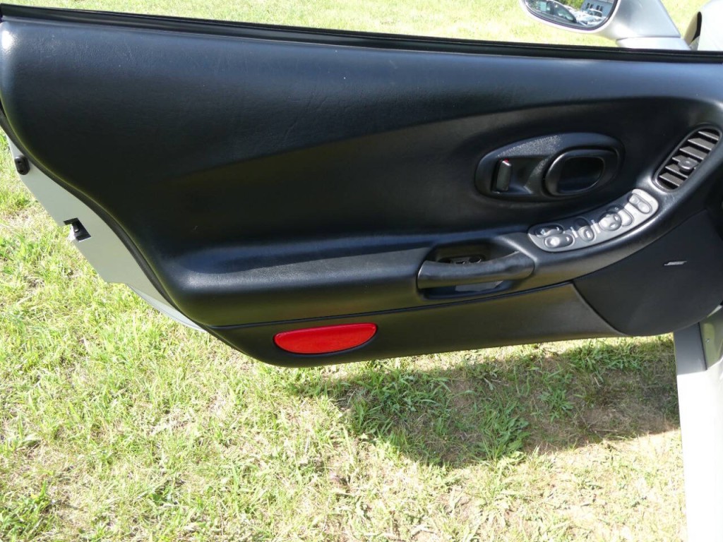 2004 Chevrolet Corvette Image 18