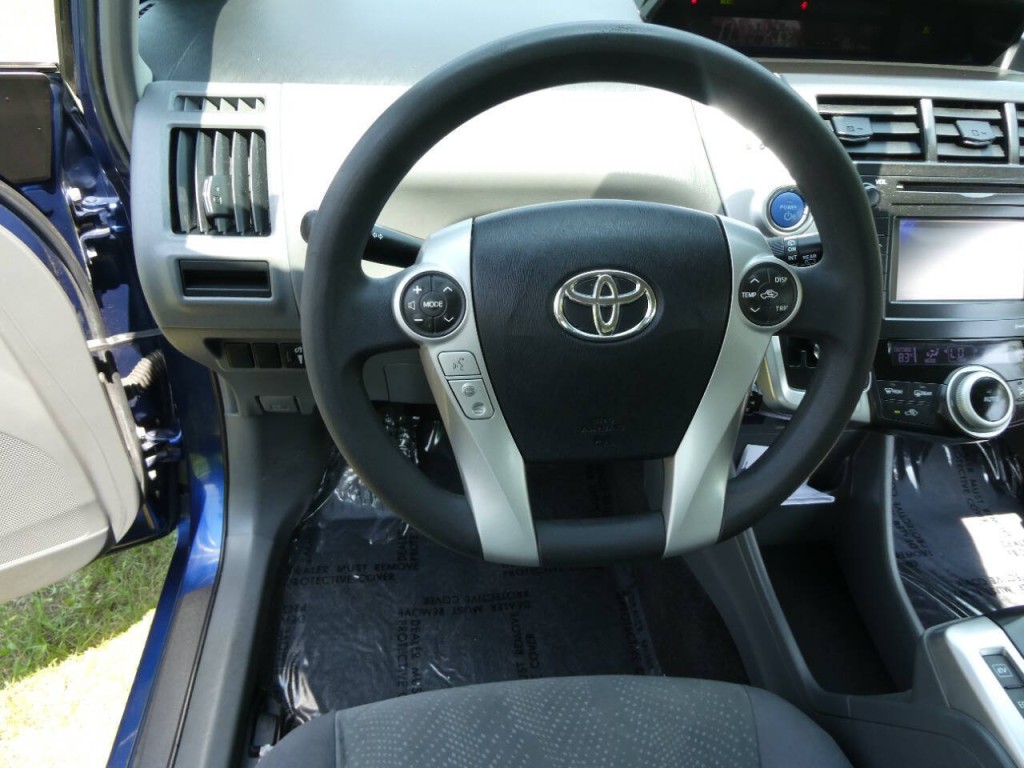 2013 Toyota Prius Image 10