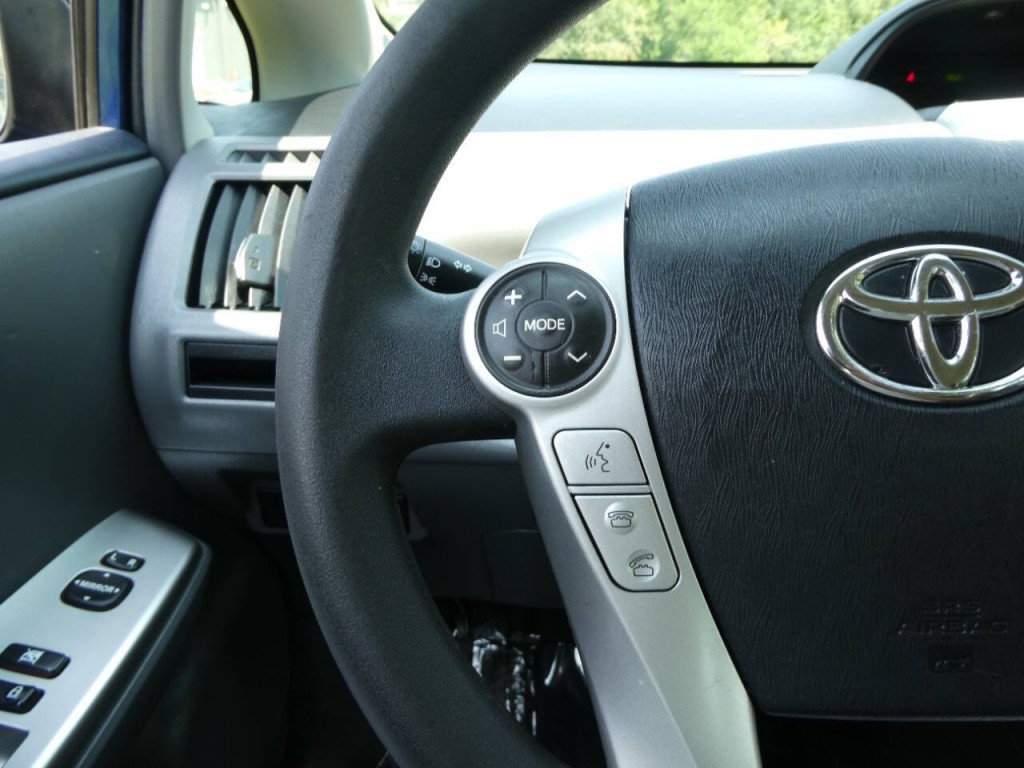 2013 Toyota Prius Image 12